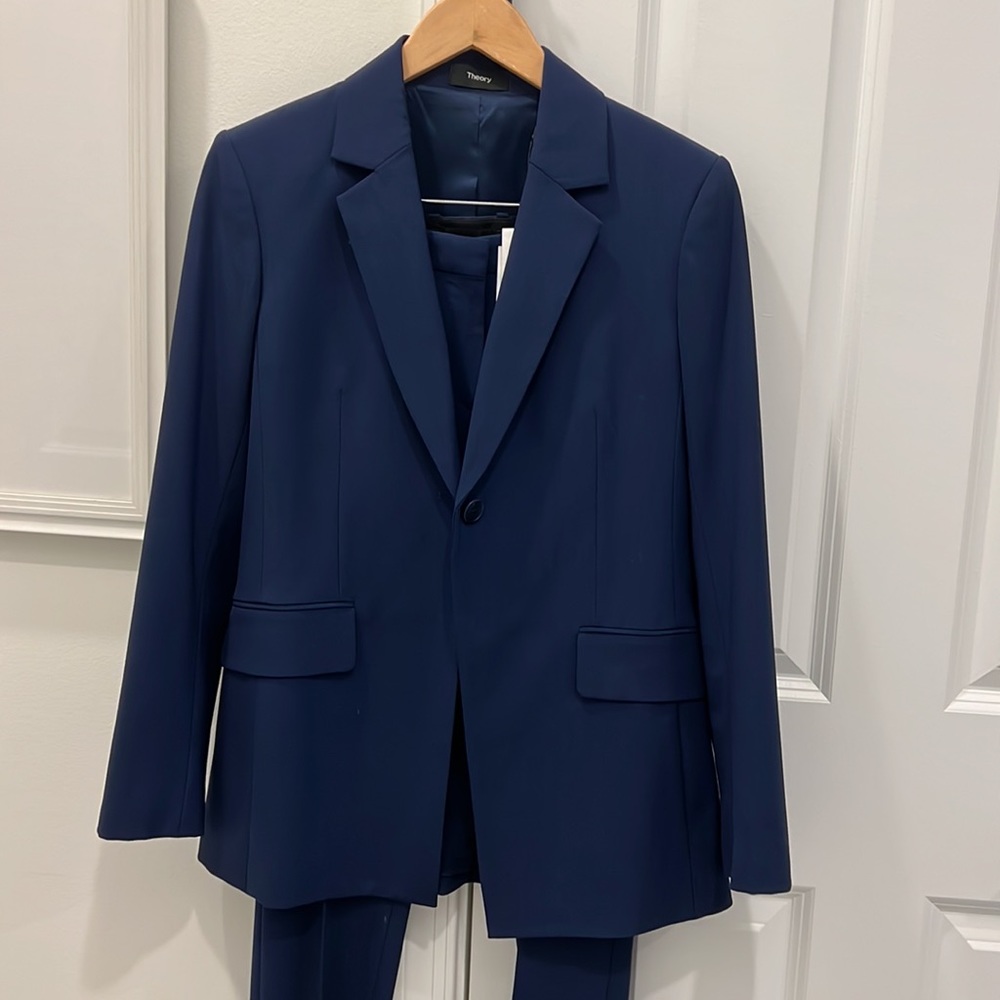 Never Worn w. Tags - Theory Pant Suit